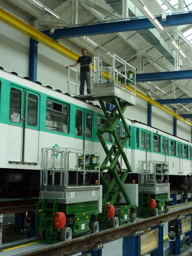 Plateforme élévatrice pour travaux sur toit de rame de métro